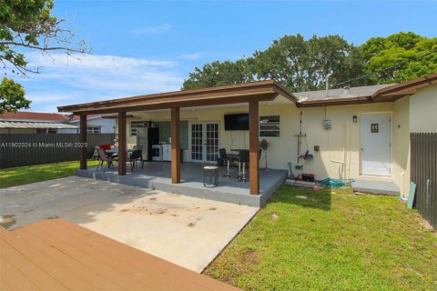 Casa en venta en Miami, Florida, 4 dormitorios, 139.91 m2 № 1953519 - foto 13
