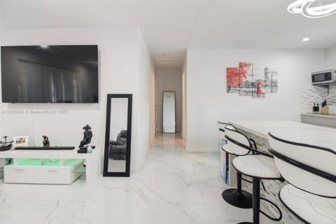 Casa en venta en Miami, Florida, 4 dormitorios, 139.91 m2 № 1953519 - foto 7