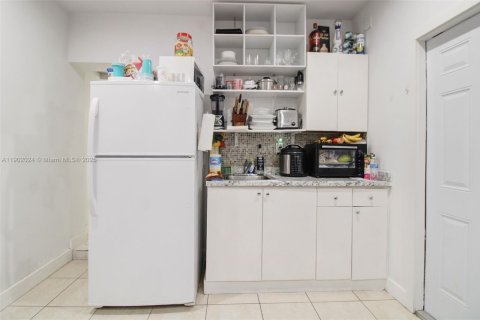 Casa en venta en Miami, Florida, 4 dormitorios, 139.91 m2 № 1953519 - foto 17