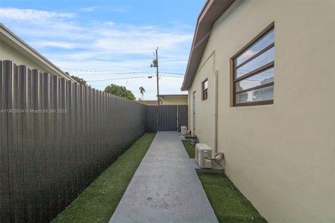 Casa en venta en Miami, Florida, 4 dormitorios, 139.91 m2 № 1953519 - foto 20