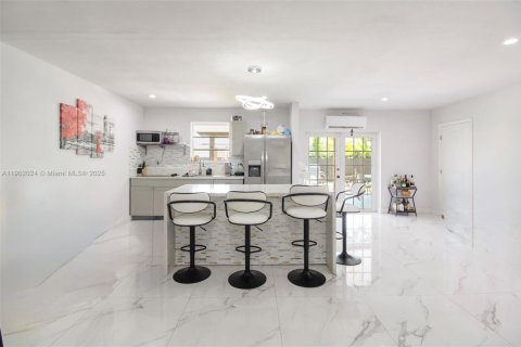 Casa en venta en Miami, Florida, 4 dormitorios, 139.91 m2 № 1953519 - foto 4