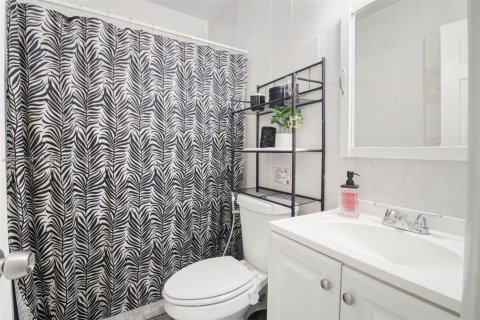 Casa en venta en Miami, Florida, 4 dormitorios, 139.91 m2 № 1953519 - foto 19