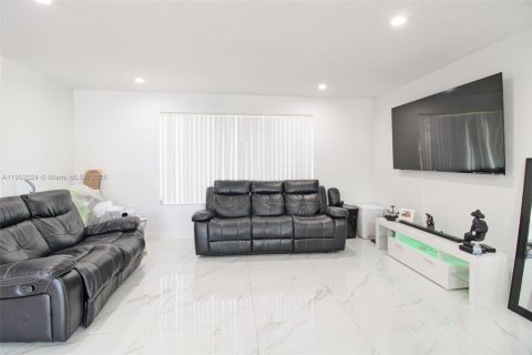 Casa en venta en Miami, Florida, 4 dormitorios, 139.91 m2 № 1953519 - foto 6