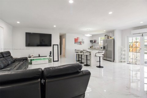 Casa en venta en Miami, Florida, 4 dormitorios, 139.91 m2 № 1953519 - foto 3