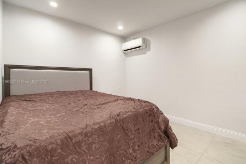 Casa en venta en Miami, Florida, 4 dormitorios, 139.91 m2 № 1953519 - foto 10