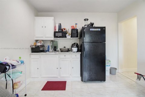 Casa en venta en Miami, Florida, 4 dormitorios, 139.91 m2 № 1953519 - foto 22