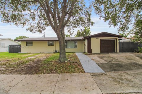 Casa en venta en Miami, Florida, 4 dormitorios, 139.91 m2 № 1953519 - foto 2