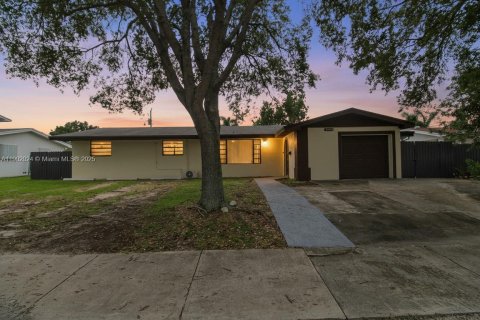Casa en venta en Miami, Florida, 4 dormitorios, 139.91 m2 № 1953519 - foto 1
