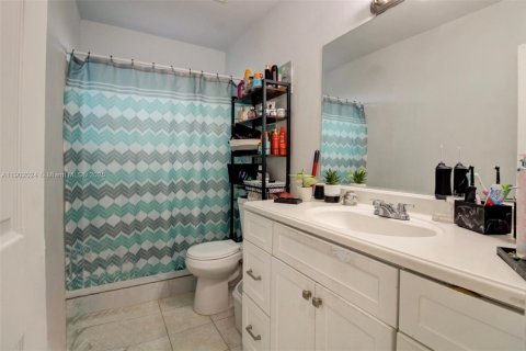 Casa en venta en Miami, Florida, 4 dormitorios, 139.91 m2 № 1953519 - foto 24