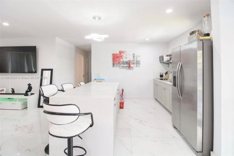 Casa en venta en Miami, Florida, 4 dormitorios, 139.91 m2 № 1953519 - foto 5