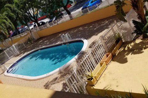 Снять в аренду кондоминиум в Норт-Майами-Бич, Флорида 2 спальни, 65.03м2, № 1950906 - фото 2