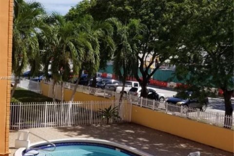 Снять в аренду кондоминиум в Норт-Майами-Бич, Флорида 2 спальни, 65.03м2, № 1950906 - фото 1