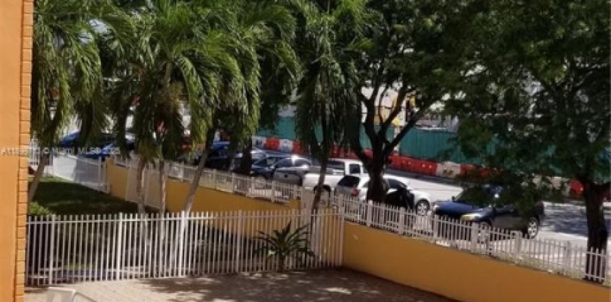 Кондоминиум с 2 спальнями в Норт-Майами-Бич, Флорида № 1950906