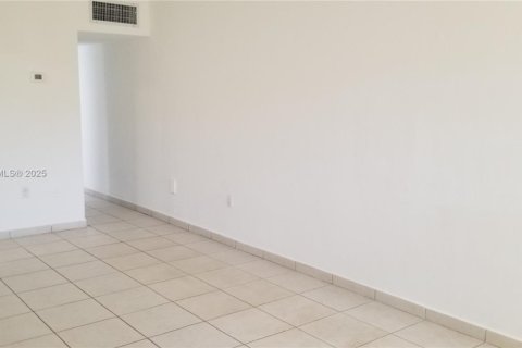 Снять в аренду кондоминиум в Норт-Майами-Бич, Флорида 2 спальни, 65.03м2, № 1950906 - фото 6