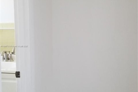Снять в аренду кондоминиум в Норт-Майами-Бич, Флорида 2 спальни, 65.03м2, № 1950906 - фото 14