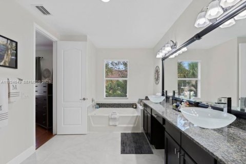 Купить виллу или дом в Уэст-Палм-Бич, Флорида 4 комнаты, 211.63м2, № 1982971 - фото 26