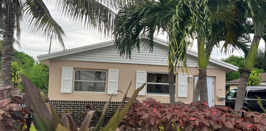 House in Delray Beach, Florida 3 bedrooms, 98.1 sq.m. № 2390221