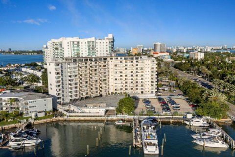 Condominio en venta en North Bay Village, Florida, 1 dormitorio, 733.09 m2 № 2090660 - foto 24