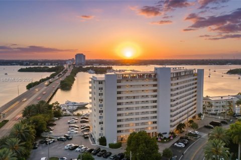 Condominio en venta en North Bay Village, Florida, 1 dormitorio, 733.09 m2 № 2090660 - foto 9