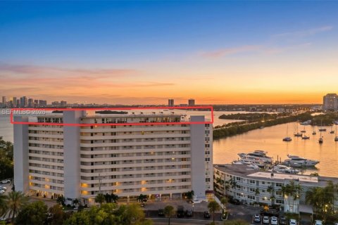 Condominio en venta en North Bay Village, Florida, 1 dormitorio, 733.09 m2 № 2090660 - foto 3