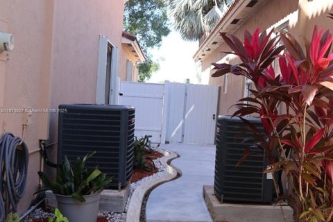 Casa en venta en Homestead, Florida, 3 dormitorios, 191.19 m2 № 1928394 - foto 2