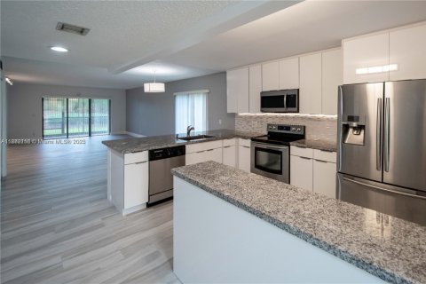 Copropriété à louer à Weston, Floride: 2 chambres, 113.34 m2 № 1941605 - photo 1