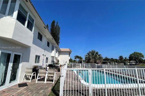 Condo in Pompano Beach, Florida, 2 bedrooms  № 1386069 - photo 2