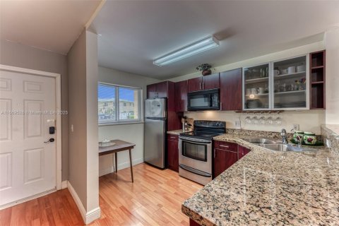 Condo in Pompano Beach, Florida, 2 bedrooms  № 1386069 - photo 10