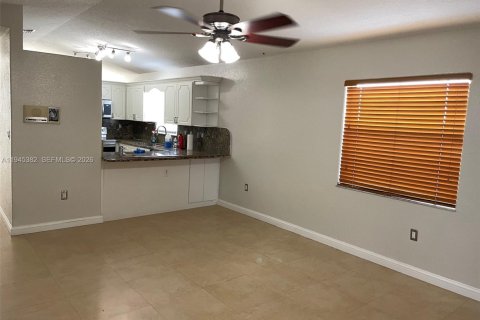 House in Hialeah, Florida 3 bedrooms, 129.78 sq.m. № 2001813 - photo 3