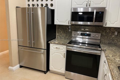 House in Hialeah, Florida 3 bedrooms, 129.78 sq.m. № 2001813 - photo 5