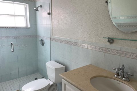 House in Hialeah, Florida 3 bedrooms, 129.78 sq.m. № 2001813 - photo 14