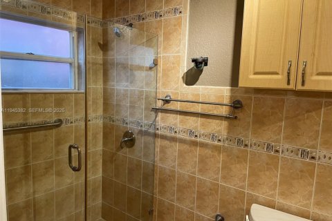 House in Hialeah, Florida 3 bedrooms, 129.78 sq.m. № 2001813 - photo 8