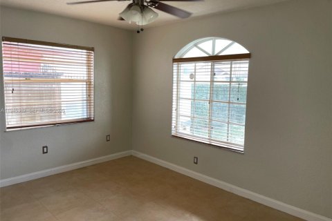 House in Hialeah, Florida 3 bedrooms, 129.78 sq.m. № 2001813 - photo 11