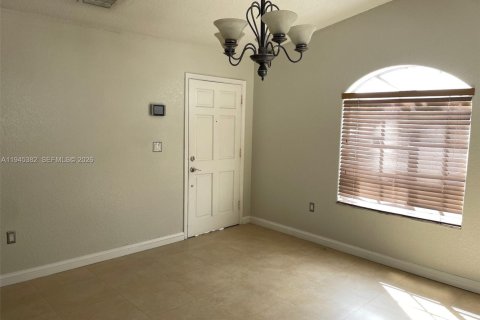 House in Hialeah, Florida 3 bedrooms, 129.78 sq.m. № 2001813 - photo 2