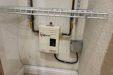 House in Hialeah, Florida 3 bedrooms, 129.78 sq.m. № 2001813 - photo 16