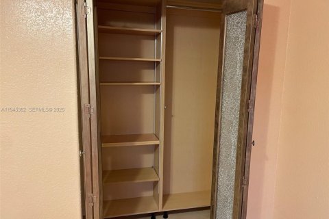 House in Hialeah, Florida 3 bedrooms, 129.78 sq.m. № 2001813 - photo 15