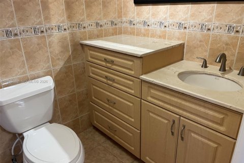 House in Hialeah, Florida 3 bedrooms, 129.78 sq.m. № 2001813 - photo 9