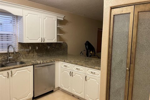 House in Hialeah, Florida 3 bedrooms, 129.78 sq.m. № 2001813 - photo 6