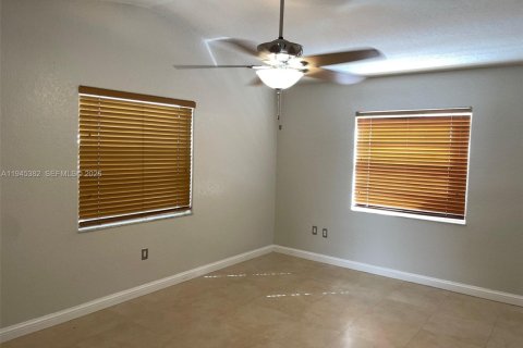 House in Hialeah, Florida 3 bedrooms, 129.78 sq.m. № 2001813 - photo 7
