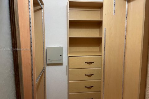 House in Hialeah, Florida 3 bedrooms, 129.78 sq.m. № 2001813 - photo 10