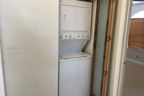 House in Hialeah, Florida 3 bedrooms, 129.78 sq.m. № 2001813 - photo 13