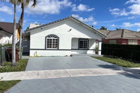 House in Hialeah, Florida 3 bedrooms, 129.78 sq.m. № 2001813