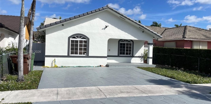 House in Hialeah, Florida 3 bedrooms, 129.78 sq.m. № 2001813