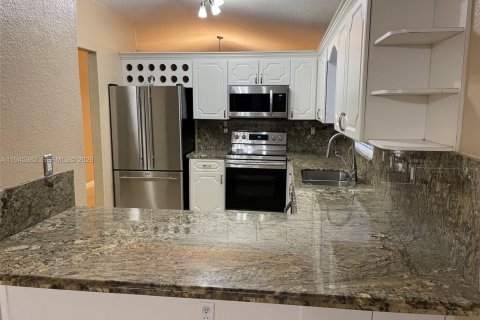 House in Hialeah, Florida 3 bedrooms, 129.78 sq.m. № 2001813 - photo 4