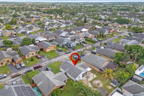 Снять в аренду виллу или дом в Хомстед, Флорида 3 спальни, 111.2м2, № 2005593 - фото 2