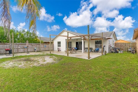 Снять в аренду виллу или дом в Хомстед, Флорида 3 спальни, 111.2м2, № 2005593 - фото 7