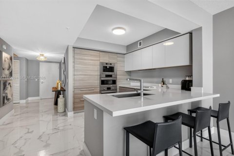 Condo in Sunny Isles Beach, Florida, 3 bedrooms  № 2036234 - photo 9