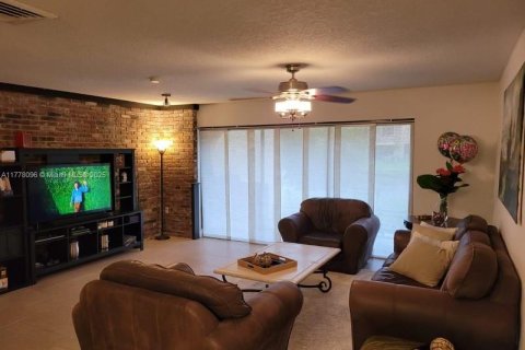 Adosado en venta en Doral, Florida, 2 dormitorios, 148.64 m2 № 1864159 - foto 2