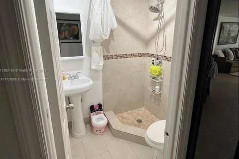 Adosado en venta en Doral, Florida, 2 dormitorios, 148.64 m2 № 1864159 - foto 9