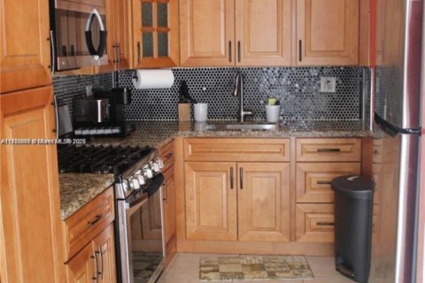 Townhouse in Miramar, Florida 2 bedrooms, 92.9 sq.m. № 1855237 - photo 9